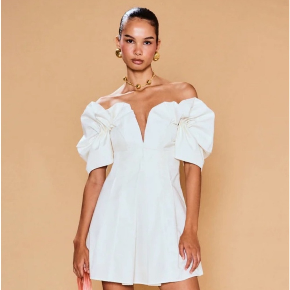 White Cult Gaia Dress, size 6. New with tags and never worn.